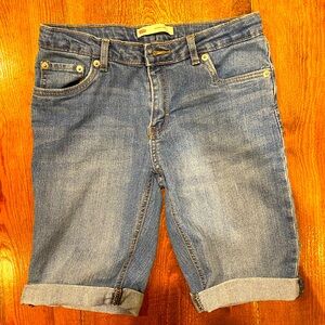 Levi’s Bermuda shorts for girls with adjustable button tabs, size 16 regular